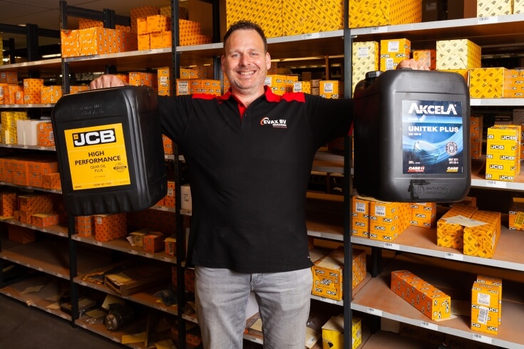 Man met twee jerrycans in magazijn