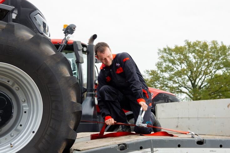 Man zet tractor vast op oplegger.